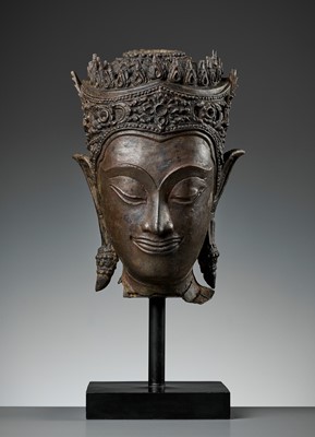 Lot 577 - A BRONZE HEAD OF BUDDHA, AYUTTHAYA KINGDOM