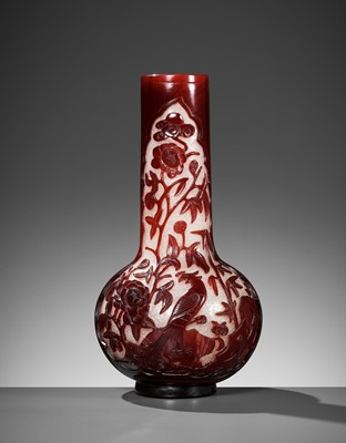 Lot 426 - A RED OVERLAY ‘PHOENIX’ GLASS BOTTLE VASE, QING DYNASTY