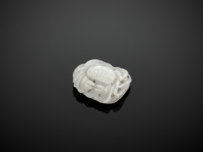 Lot 451 - A WHITE JADE ‘CRAB’ SEAL PASTE BOX AND COVER, 18TH CENTURY