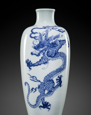 Lot 281 - A BLUE AND WHITE ‘DRAGON’ VASE, QING DYNASTY, 18TH CENTURY