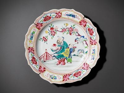 Lot 202 - A FAMILLE ROSE ‘SHOULAO AND ATTENDANT’ DISH, QING DYNASTY