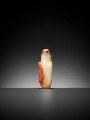 Lot 608 - A CARNELIAN AGATE ‘PHEASANT AND PEONY’ SNUFF BOTTLE, OFFICIAL SCHOOL, 1750-1850