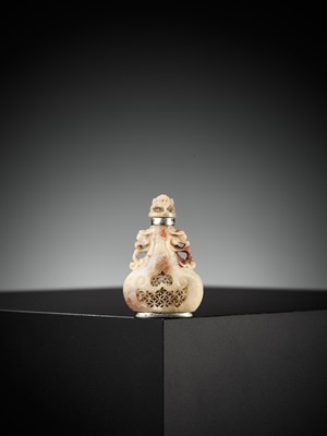 Lot 274 - A RETICULATED SOAPSTONE SNUFF BOTTLE, 18TH-19TH CENTURY