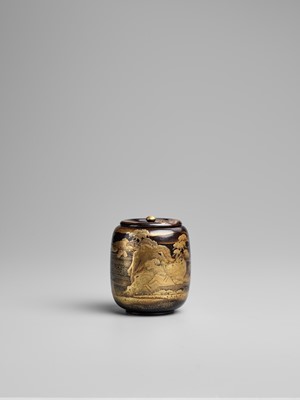 Lot 122 - A BLACK AND GOLD LACQUER KORO AND COVER IN THE FORM OF A CHAIRE (TEA CADDY)