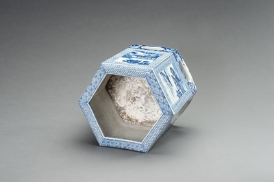 Lot 785 - A LARGE BLUE AND WHITE PORCELAIN JARDINIÈRE, QING DYNASTY