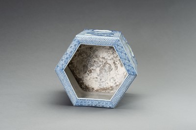 Lot 785 - A LARGE BLUE AND WHITE PORCELAIN JARDINIÈRE, QING DYNASTY