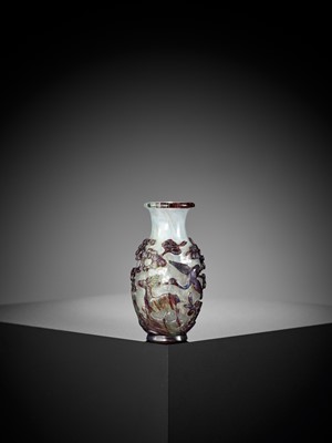 Lot 76 - A ‘BANDED AGATE’ OVERLAY GLASS VASE, 18TH CENTURY