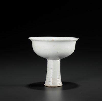 Lot 169 - A WHITE GLAZED ANHUA DECORATED STEM CUP, YUAN DYNASTY