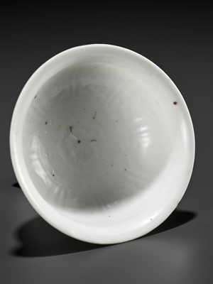 Lot 169 - A WHITE GLAZED ANHUA DECORATED STEM CUP, YUAN DYNASTY