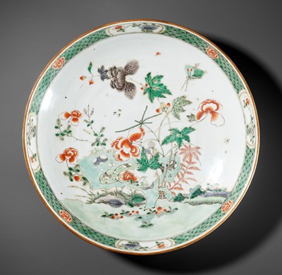 Lot 191 - A FAMILLE VERTE ‘FLOWERS AND BUTTERFLY’ DISH, KANGXI PERIOD