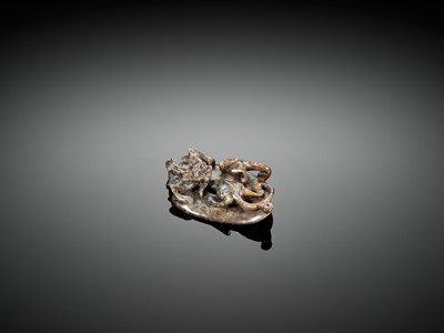 Lot 437 - A GRAY JADE ARCHAISTIC ‘CHILONG’ PENDANT, YUAN TO MING DYNASTY