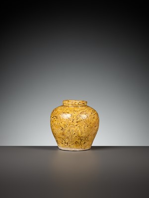 Lot 162 - AN AMBER-GLAZED MARBLED POTTERY JAR, TANG DYNASTY