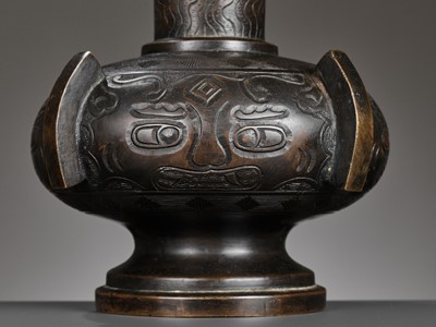 Lot 371 - A BRONZE ARROW VASE, TOUHU, XUANDE MARK AND PROBABLY OF THE PERIOD