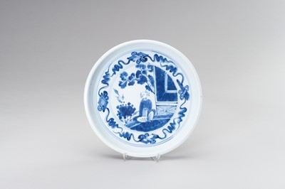 Lot 753 - A BLUE AND WHITE PORCELAIN TRAY WITH A COURT BOY