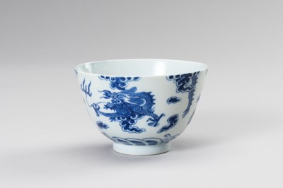 Lot 802 - A BLUE AND WHITE PORCELAIN ‘DRAGON’ CUP