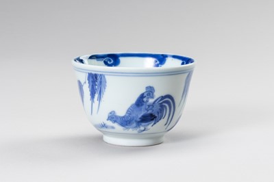 Lot 840 - A BLUE AND WHITE PORCELAIN ‘CHICKEN’ CUP