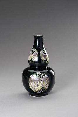 Lot 825 - A FAMILLE NOIR DOUBLE GOURD VASE, LATE QING DYNASTY