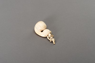 Lot 522 - AN IVORY NETSUKE OF A MAN CARRYING A HUGE DOUBLE GOURD