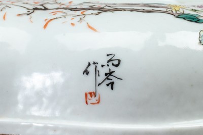 Lot 922 - A OCTOFOIL PORCELAIN LIDDED BOX, LIU YUCEN