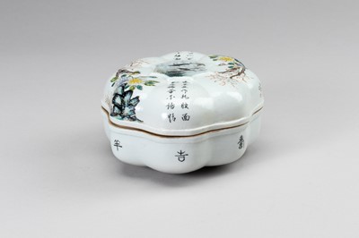 Lot 922 - A OCTOFOIL PORCELAIN LIDDED BOX, LIU YUCEN