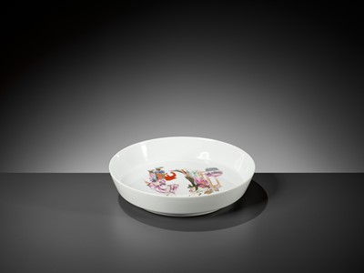 Lot 241 - A ‘COURTING SCENE’ FAMILLE-ROSE PORCELAIN DISH, LATE QING TO REPUBLIC PERIOD
