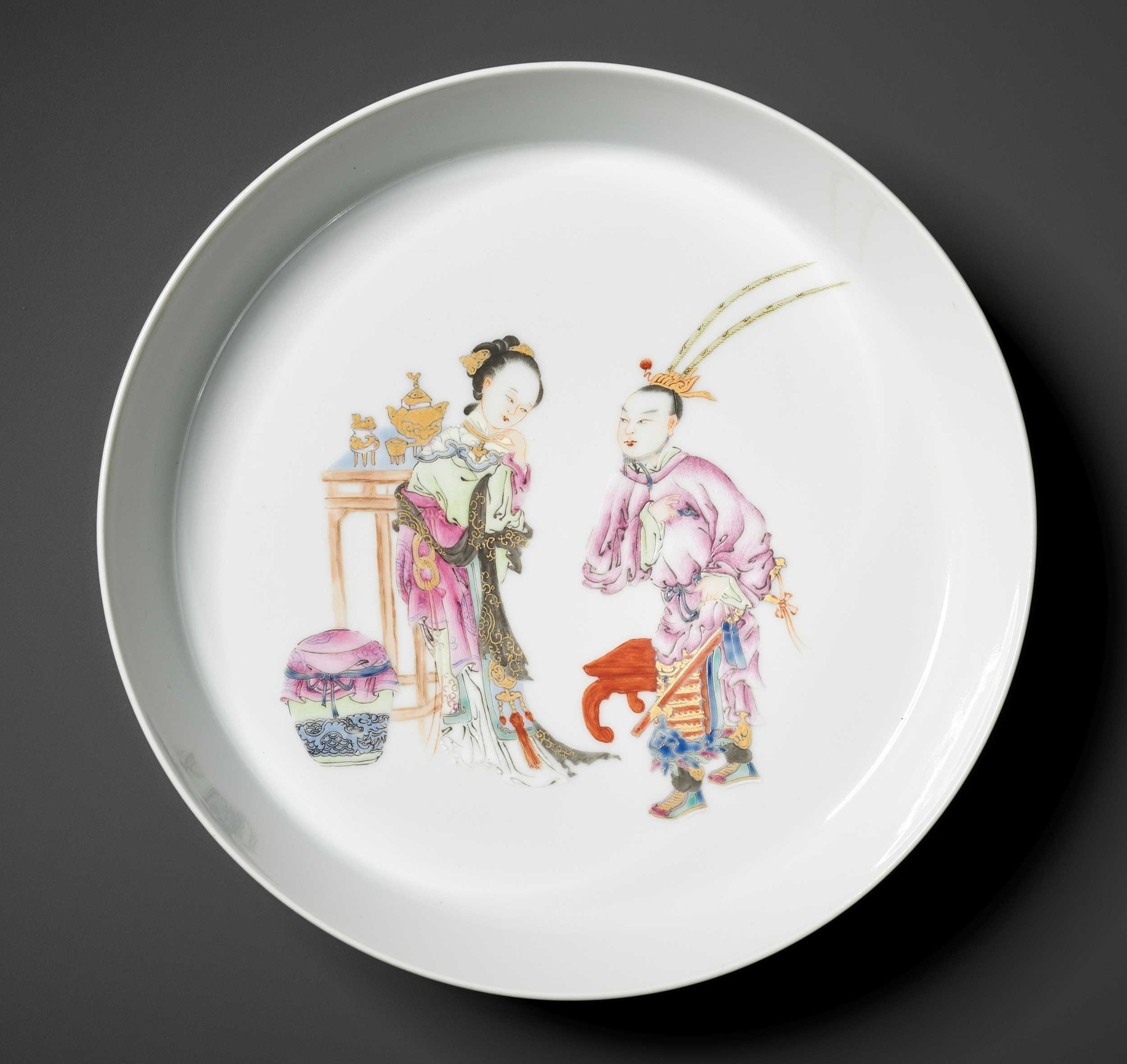 ROSE PORCELAIN DISH, LATE QING TO REPUBLIC PERIOD 清末民初粉彩人物場景盤...