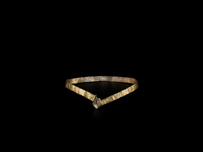 Lot 1354 - A THIN CHAM GOLD SHEET NECKLACE