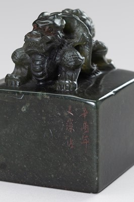Lot 183 - A HARDSTONE COPY OF AN IMPERIAL ‘DOUBLE DRAGON’ SEAL