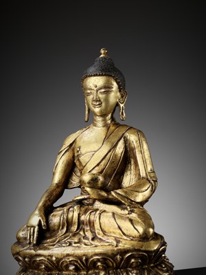 Lot 394 - A GILT COPPER ALLOY FIGURE OF BUDDHA, 11TH-12TH CENTURY