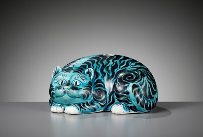 Lot 114 - AN IMPORTANT AND RARE BLACK AND TURQUOISE ‘CAT’ PORCELAIN NIGHTLIGHT, KANGXI