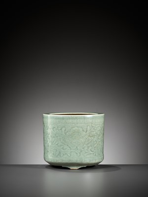 Lot 82 - A CELADON GLAZED BRUSHPOT, BITONG, FIRST HALF OF THE QING DYNASTY