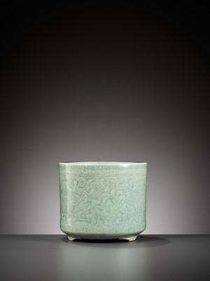 Lot 82 - A CELADON GLAZED BRUSHPOT, BITONG, FIRST HALF OF THE QING DYNASTY