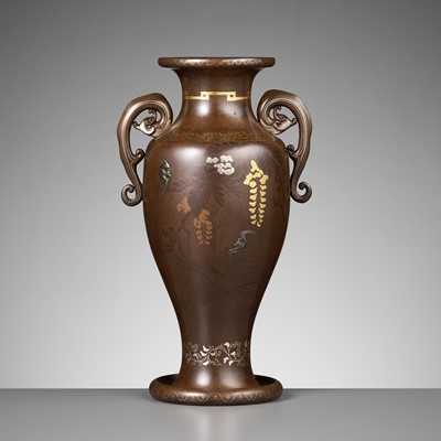 Lot 100 - AN BRONZE AND PARCEL-GILT AMPHORA VASE