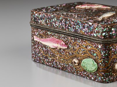 Lot 96 - A SUPERB CERAMIC AND MOTHER-OF-PEARL INLAID LACQUER BOX AND COVER, ATTRIBUTED TO MOCHIZUKI HANZAN