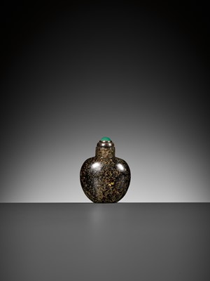 Lot 144 - A GOLD-FLECKED BLACK GLASS SNUFF BOTTLE, 1700-1770