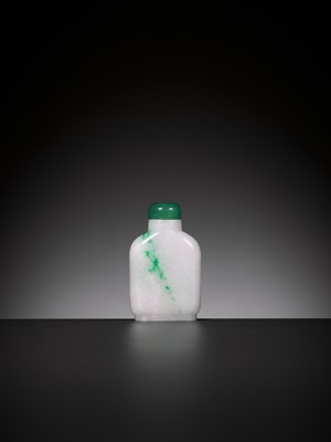 Lot 119 - AN EMERALD-GREEN AND WHITE ‘PINES IN THE SNOW’ JADEITE SNUFF BOTTLE, 1770-1850