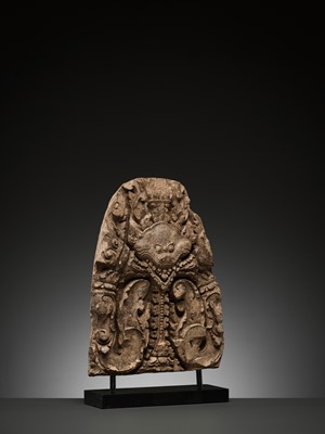 Lot 1170 - A SANDSTONE LINTEL CENTERPIECE DEPICTING A KALA, BANTEAY SREI STYLE, ANGKOR PERIOD