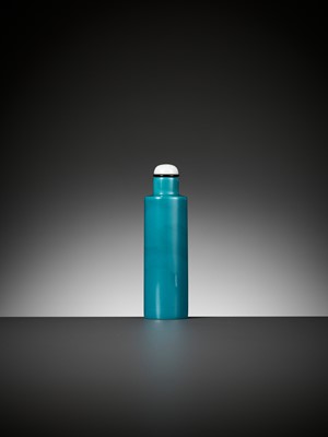 Lot 637 - A TURQUOISE GLASS SNUFF BOTTLE, 18TH CENTURY