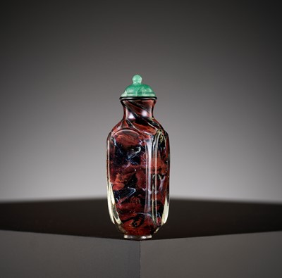 Lot 632 - A FACETED AND SANDWICHED ‘TORTOISESHELL IMITATION’ GLASS SNUFF BOTTLE, 18TH-19TH CENTURY