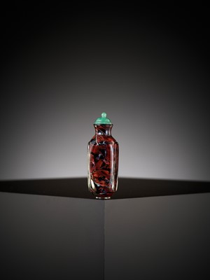 Lot 632 - A FACETED AND SANDWICHED ‘TORTOISESHELL IMITATION’ GLASS SNUFF BOTTLE, 18TH-19TH CENTURY