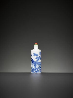 Lot 158 - A BLUE AND WHITE PORCELAIN SNUFF BOTTLE, 19TH CENTURY