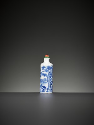 Lot 158 - A BLUE AND WHITE PORCELAIN SNUFF BOTTLE, 19TH CENTURY