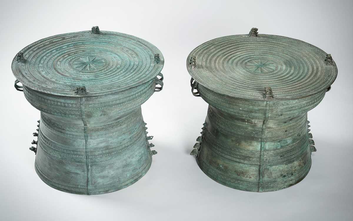 Lot 565 - A FINE PAIR OF ANTIQUE BRONZE RAIN DRUMS, KHA