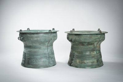 Lot 565 - A FINE PAIR OF ANTIQUE BRONZE RAIN DRUMS, KHA