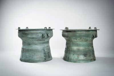 Lot 565 - A FINE PAIR OF ANTIQUE BRONZE RAIN DRUMS, KHA