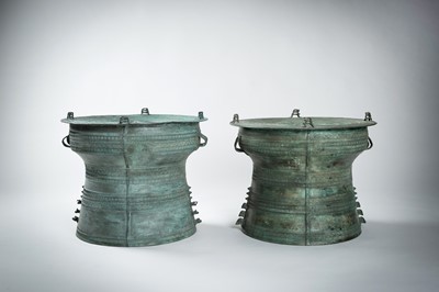 Lot 565 - A FINE PAIR OF ANTIQUE BRONZE RAIN DRUMS, KHA