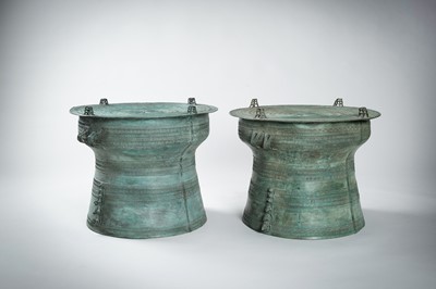 Lot 565 - A FINE PAIR OF ANTIQUE BRONZE RAIN DRUMS, KHA