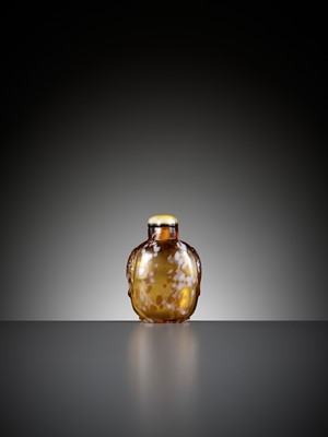 Lot 631 - A SANDWICHED AND WHITE-SPLASHED AMBER GLASS SNUFF BOTTLE