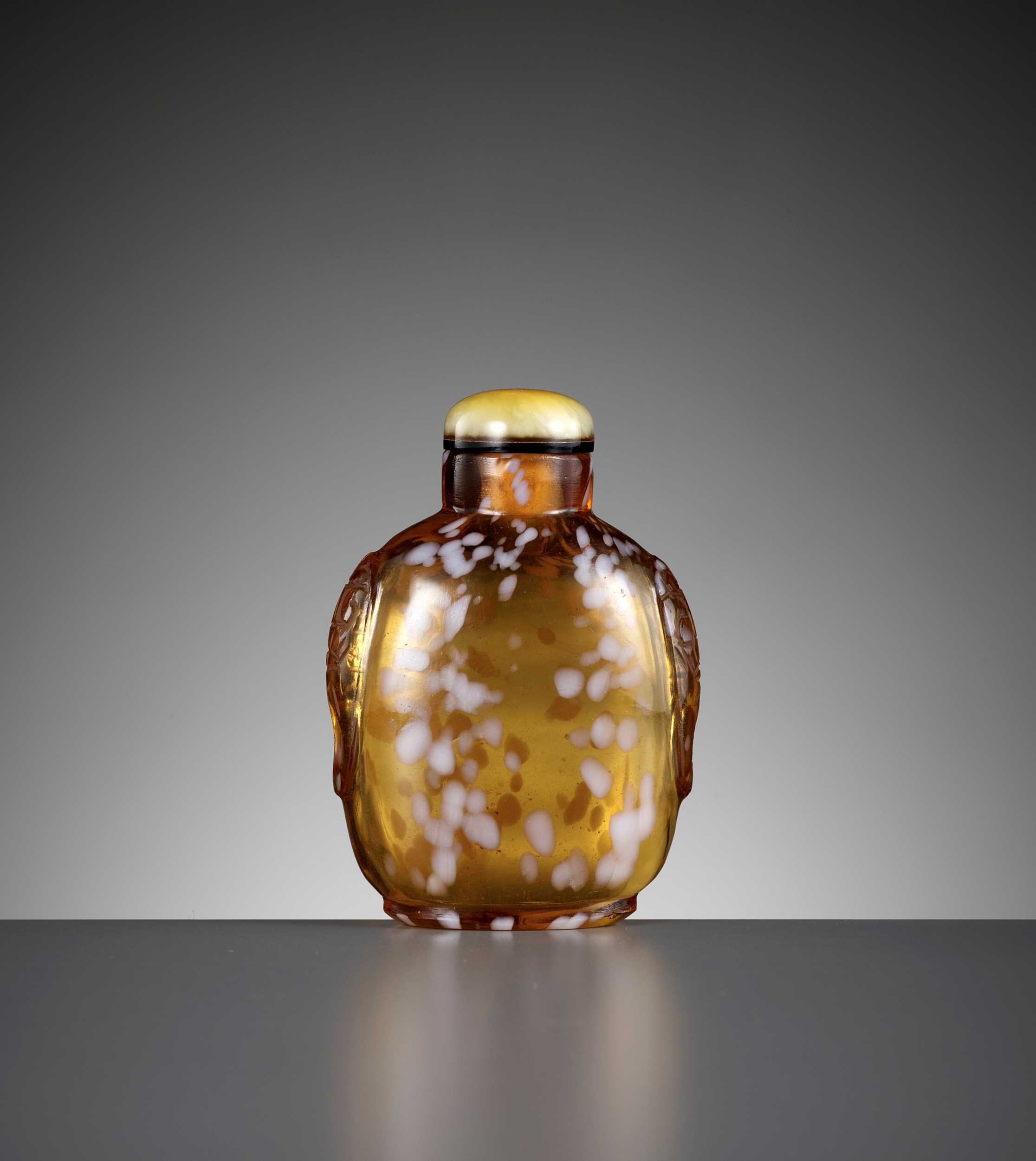 Lot 631 - A SANDWICHED AND WHITE-SPLASHED AMBER GLASS SNUFF BOTTLE