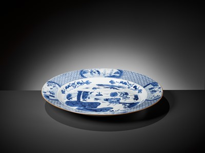 Lot 194 - A BLUE AND WHITE ‘MUSICIANS’ DISH, KANGXI PERIOD